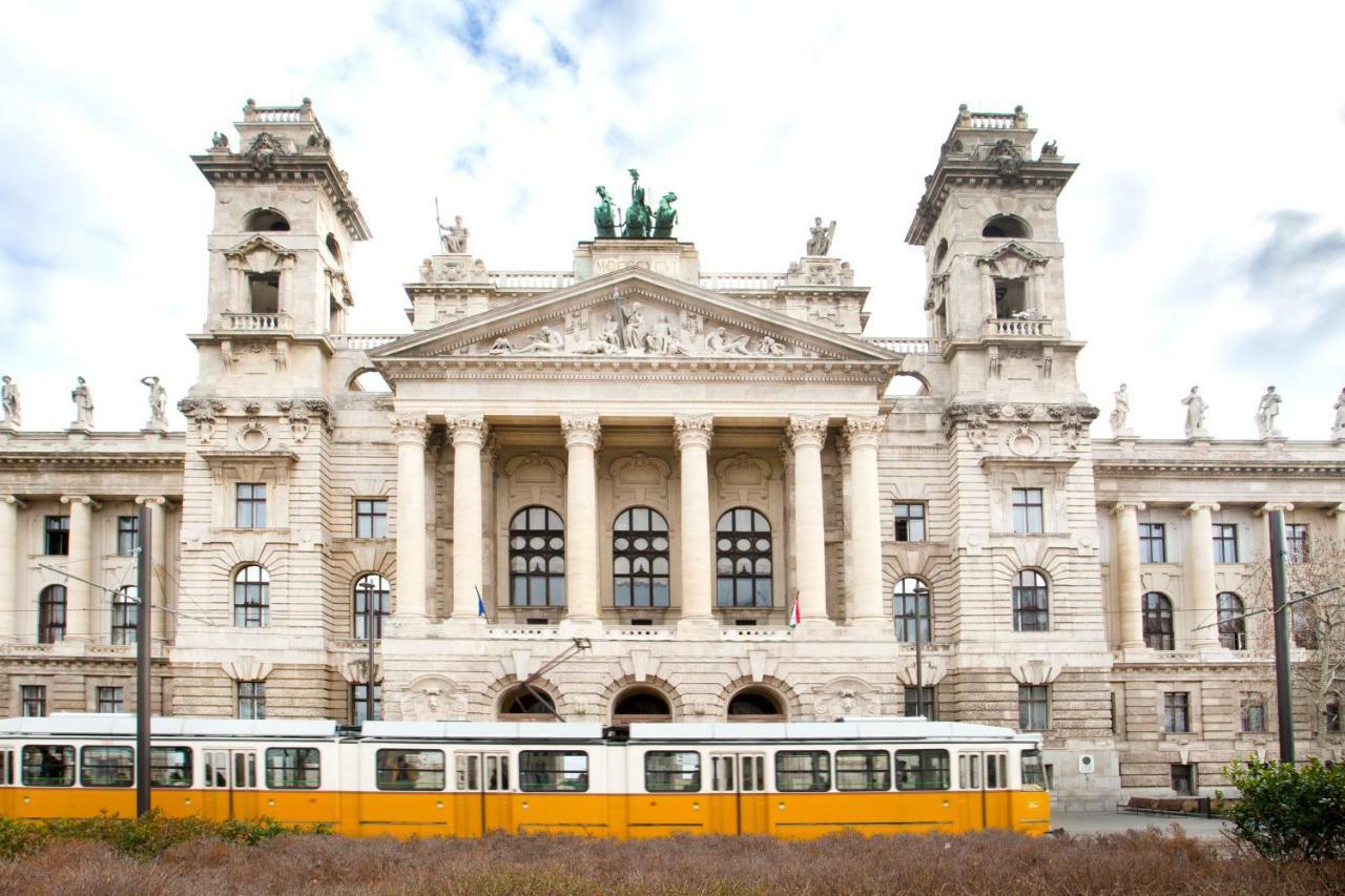 Atlanta Apartment Is In The Heart Of Budapest Eksteriør billede